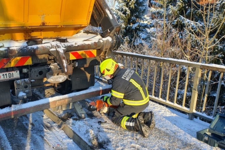 Aufräumarbeiten nach LKW Unfall – Da sprühen die Funken! 7. Jänner 2022