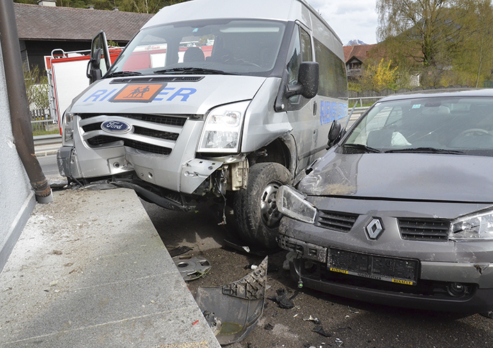 Aufräumarbeiten nach Verkehrsunfall, B138 Schön, 23 April 2012