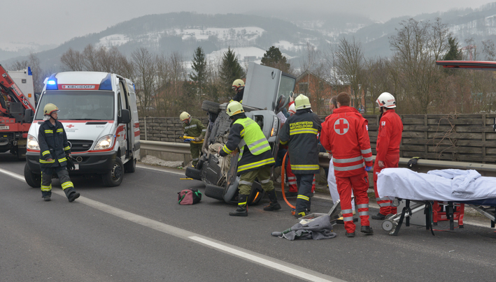 PKW Überschlag mit eingeschlossener Person, 05. April 2013