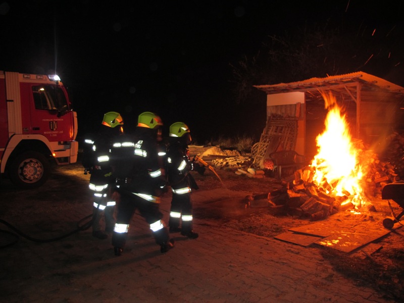 Brand eines Holzstapel, Micheldorf, 18 Dez 2013