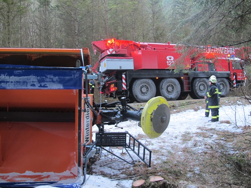 Bergung des Streuwagen in Molln, 21 Dez 2013