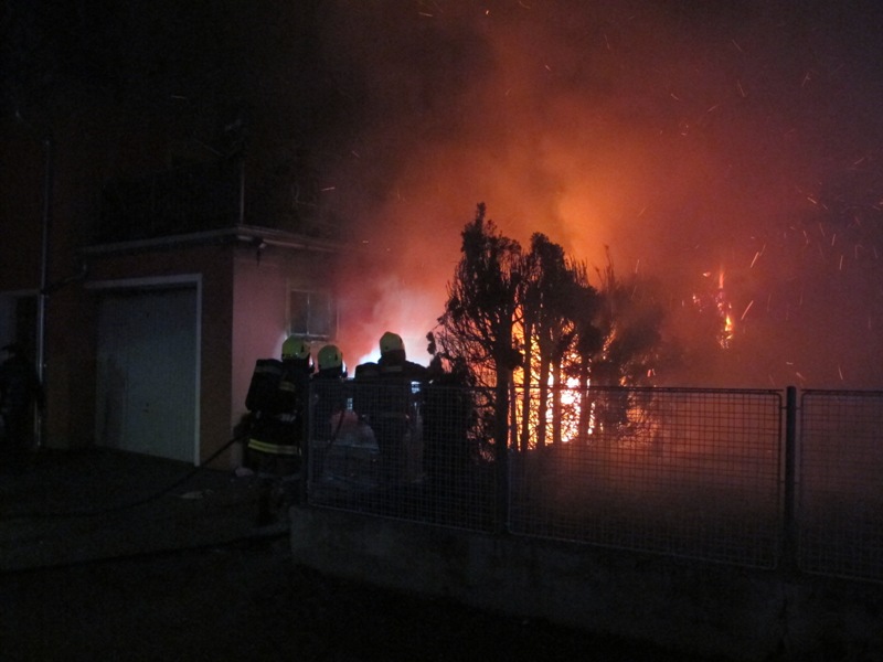 PKW Brand droht auf Haus überzugreifen, 12. Jan. 2014