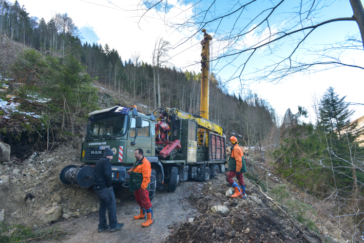 LKW Bergung auf der Domgraben-Forststrasse in Molln, 01. Feb 2014