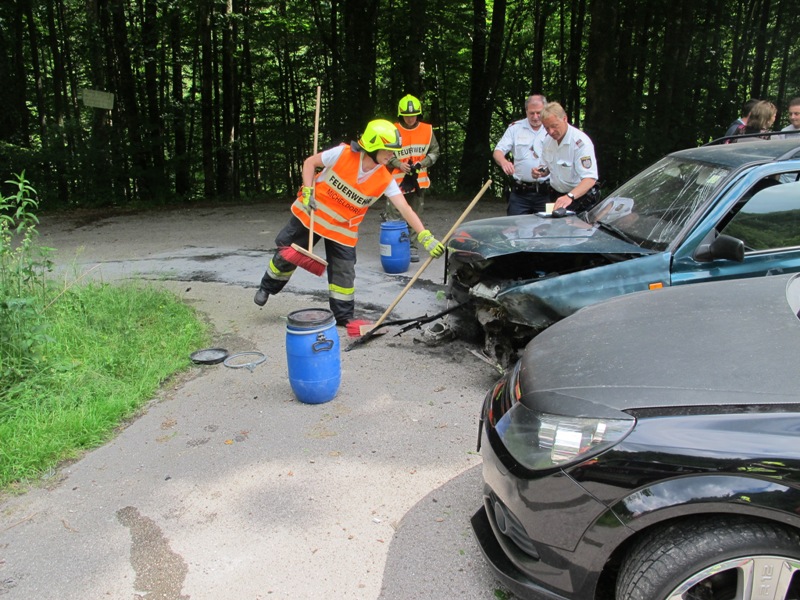 Aufräumarbeiten nach VU, B140, 14 Juni 2014