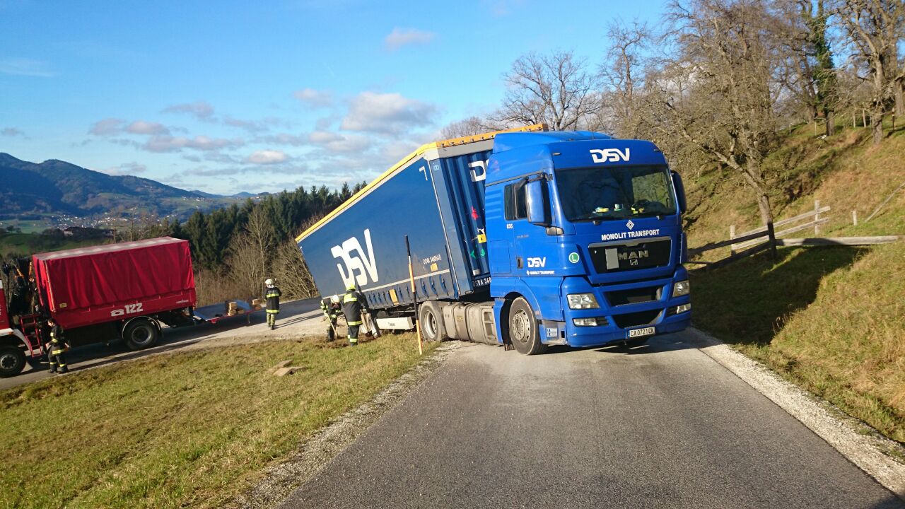 LKW Bergung in Oberschlierbach, 19 Dez 2014