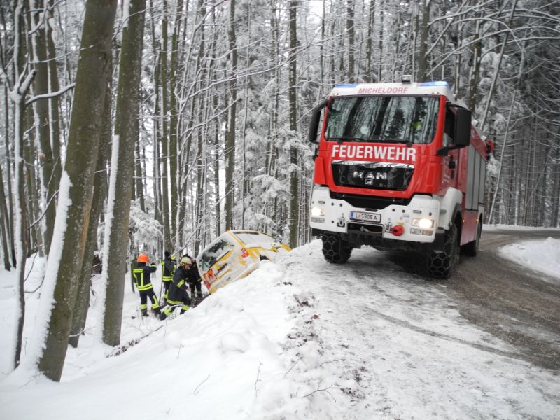 Bergung eines Schulbus, Nußbach, 02 Feb 2015