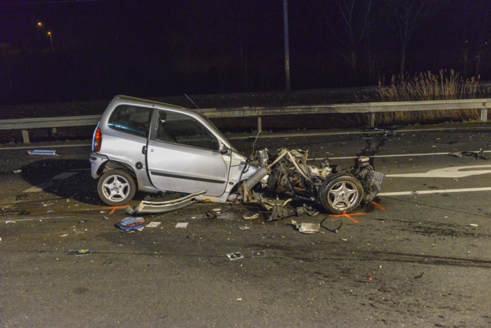 Aufräumarbeiten nach Verkehrsunfall, Micheldorf, B138, 09.03.2015