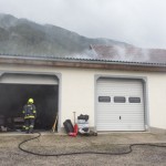 Brand eines PKW in der Garage, Micheldorf, Thurnham, 19. Oktober 2015 Am Montag, 19. Oktober 2015 wurden die Feuerwehren Altpernstein und Micheldorf um 17.00 Uhr zu einem Wohnhausbrand in die Ortschaft Thurnham in Micheldorf alarmiert. In der Garage ist ein PKW in Brand geraten. In Folge ist der Brand auch auf die Holzdecke übergegriffen. Der Besitzer hat noch mit 5 Feuerlöscher das Auto, in Vollbrand, eindämmen bzw löschen können. Die Holzdecke wurde dann von uns mit dem HD Rohr gelöscht. Zur vollständigen Bekämpfung mussten wir noch das Dach der Garage öffnen. Durch von weitem sichtbare enorme Rauchentwicklung und der exponierten Lage wurden während der Anfahrt noch selektiert aus der Alarmstufe 2 die FF Kirchdorf und die FF Lauterbach alarmiert. Diese mussten jedoch nicht mehr eingesetzt werden. Im Einsatz: FF Micheldorf mit KDO, TLF 4000 und TLF 2000, FF Altpernstein mit KLF, FF Kirchdorf mit TLF 4000, FF Lauterbach mit TLF 2000, Rotes Kreuz Kirchdorf, Polizei Kirchdorf Foto: Jack Haijes