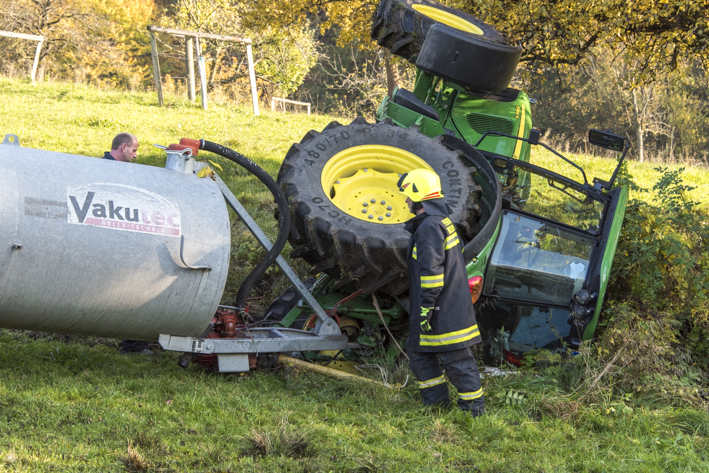 Abgestürzter Traktor am 28. Oktober 2015, Micheldorf