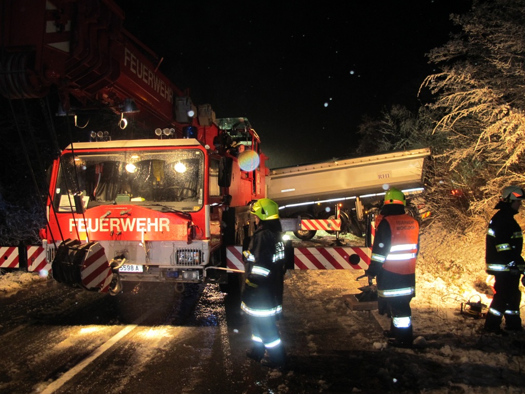 VU B140 LKW in Graben, 26 11 2015