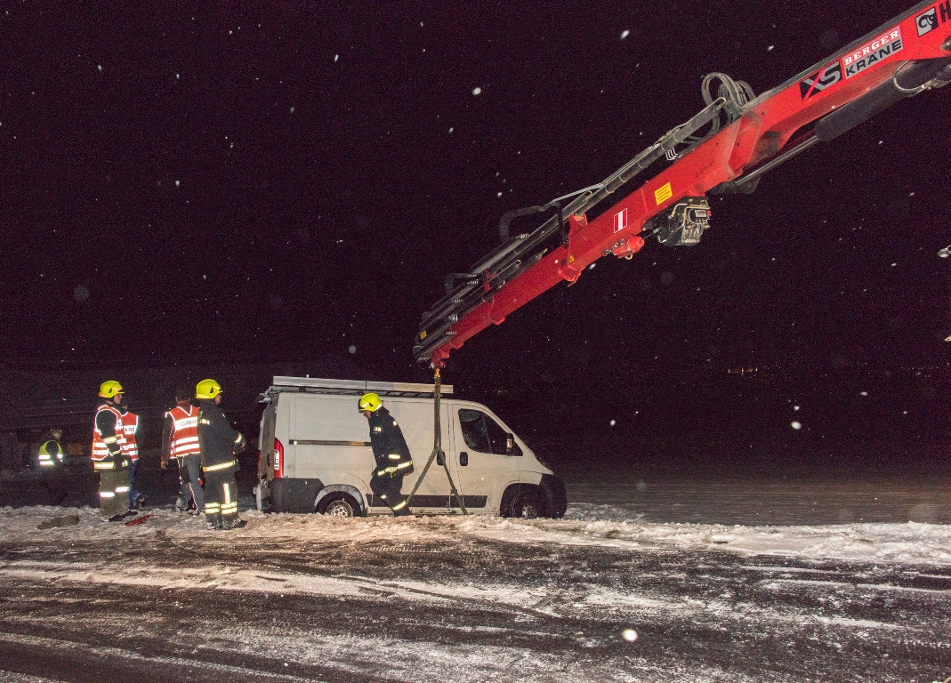 Transporter umgestürzt, 16 Jan 2016