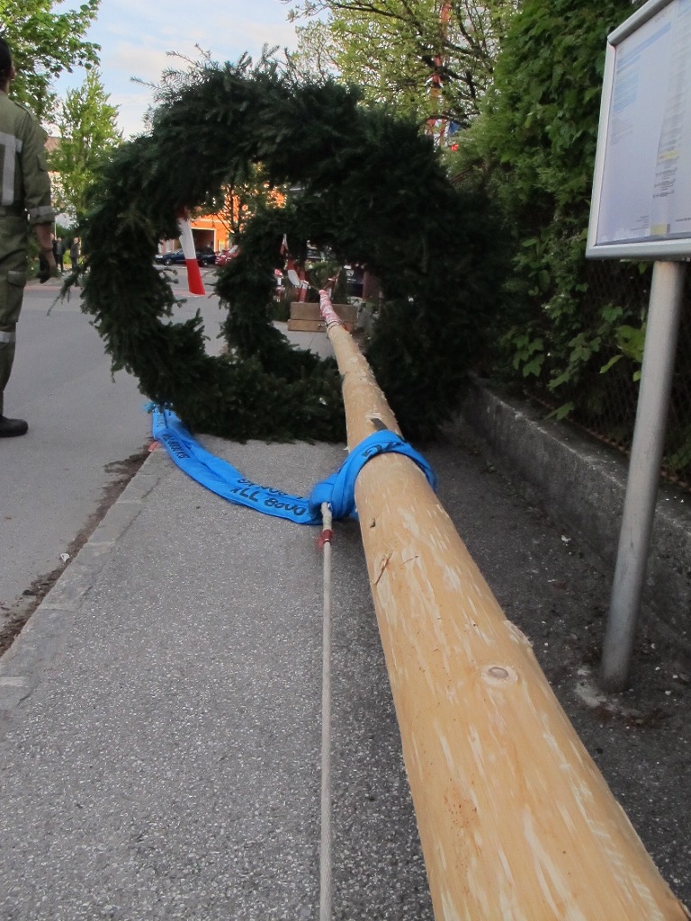 Maibaum aufstellen am Ortsplatz, 30. April 2016