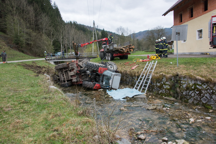 Traktor Bergung aus der Laudach, Gschwandt, 06. April 2017