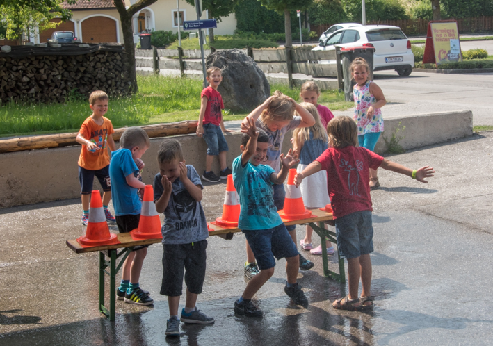 Kindergarten Heiligenkreuz auf Action-Besuch bei der Feuerwehr Micheldorf, 21 06 2017