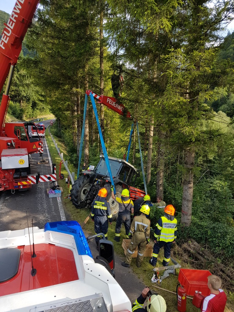Traktor samt Güllefass in Molln verunfallt