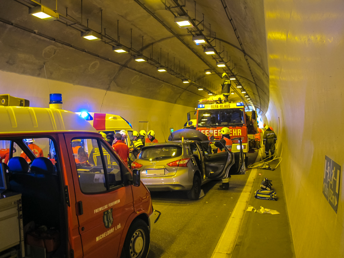 Verkehrsunfall mit eingeklemmter Person, Tunnel Kienberg, A9, 10. Jan 2018