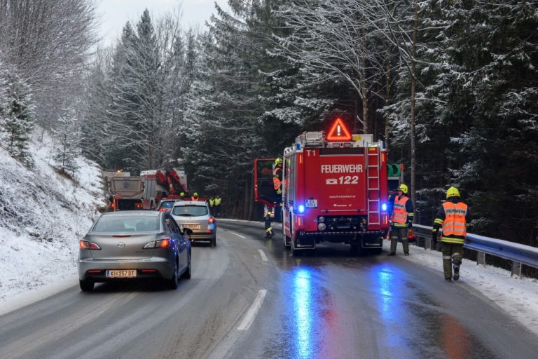 Schwerer Verkehrsunfall auf der B140, Micheldorf, 14. Feb 2018