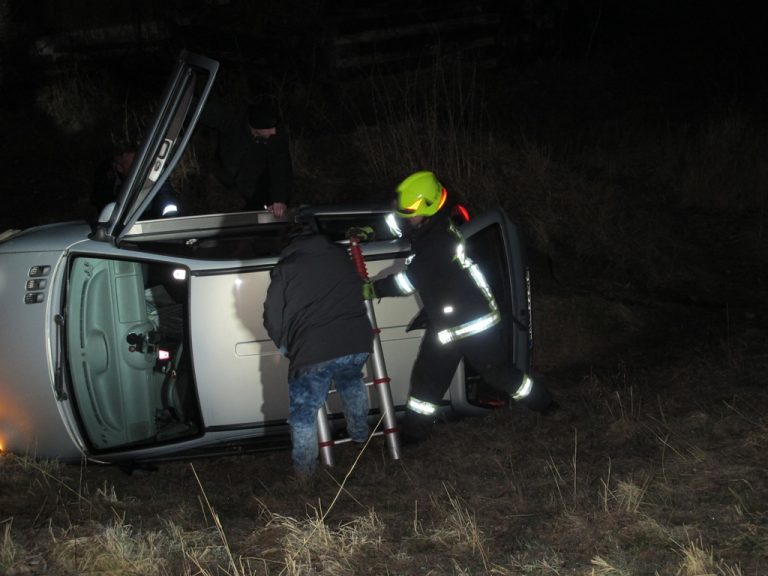 PKW liegt auf der Seite –  Person im Auto eingeschlossen, 25. März 2018, Micheldorf