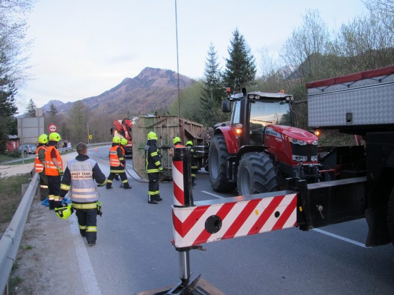 Verkehrsunfall mit Traktor Anhänger, 14. April 2018