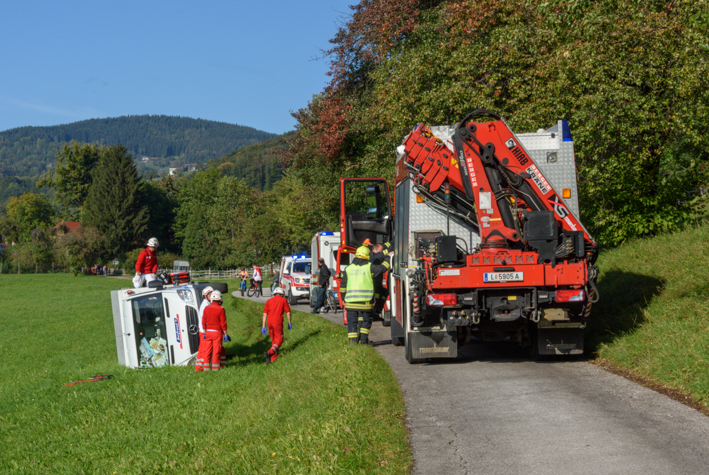 Person in umgekippten Transporter eingeschlossen, 4. Okt. 2018, Micheldorf