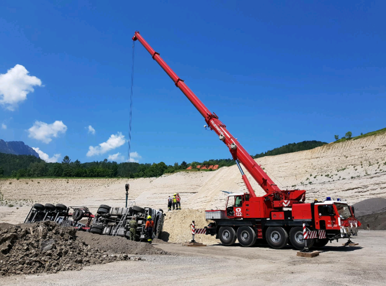 LKW umgestürzt – Kran Einsatz in Klaus, 18. Juni 2019