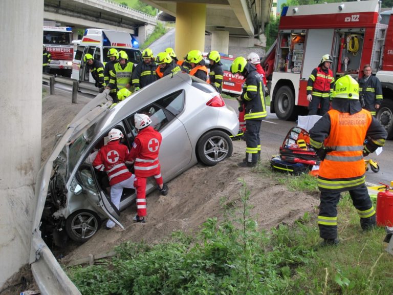 Auto gegen Brückenpfeiler – Nächster schwerer Verkehrsunfall, 23. Juni 2019