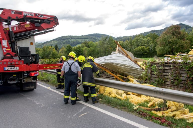 Schwerer Sturmschaden in Micheldorf. Dach eines Werkzeugbau abgedeckt, 30. Sepmtember 2019