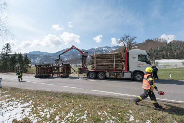 Holzanhänger umgestürzt, Micheldorf, 31. März 2020