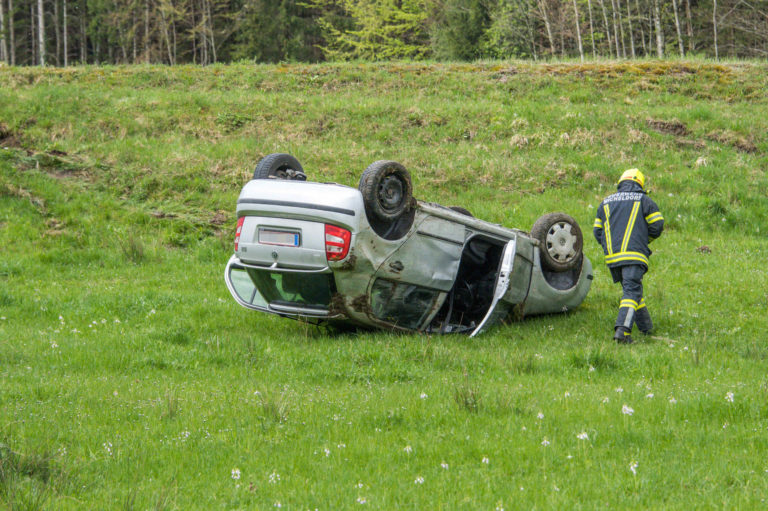 PKW auf Dach, 14. April 2020 Micheldorf