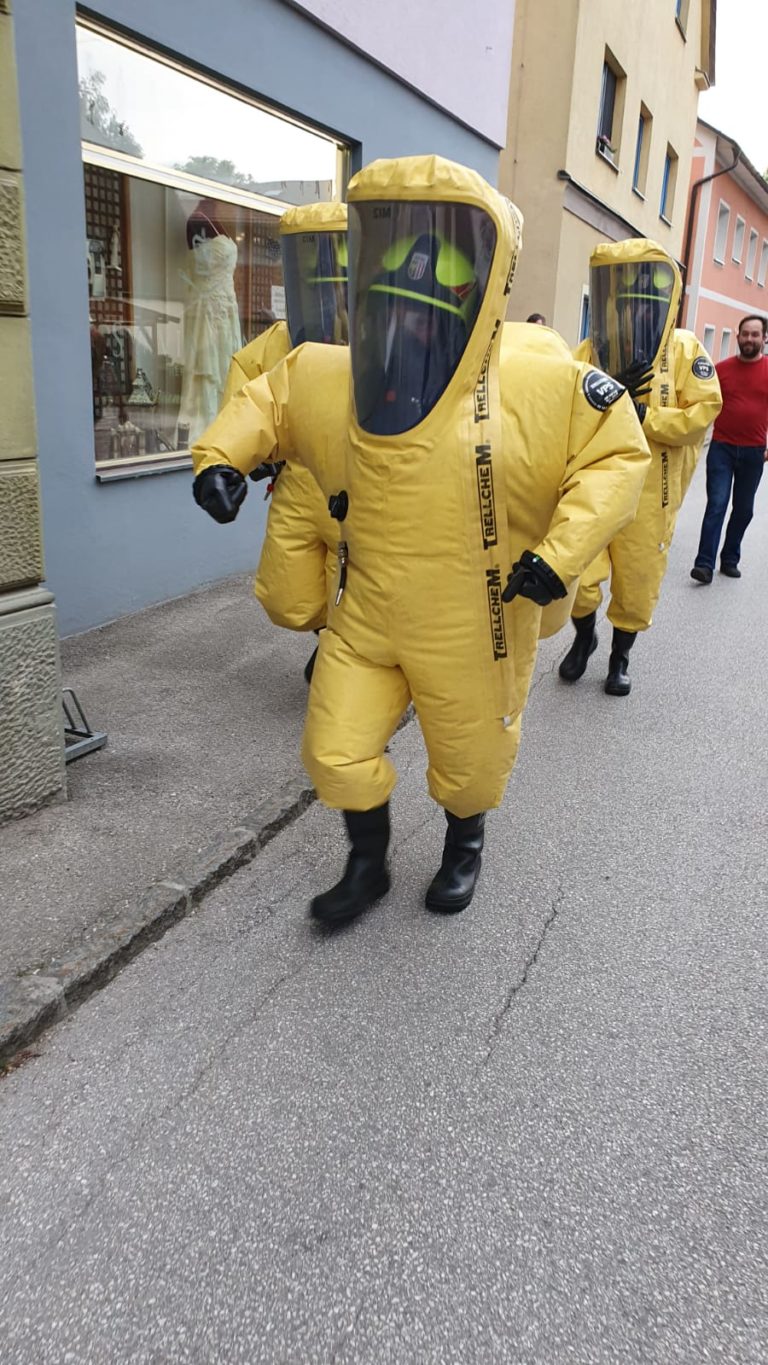 Übung mit gasdichten Schutzanzügen, 18. Mai 2020