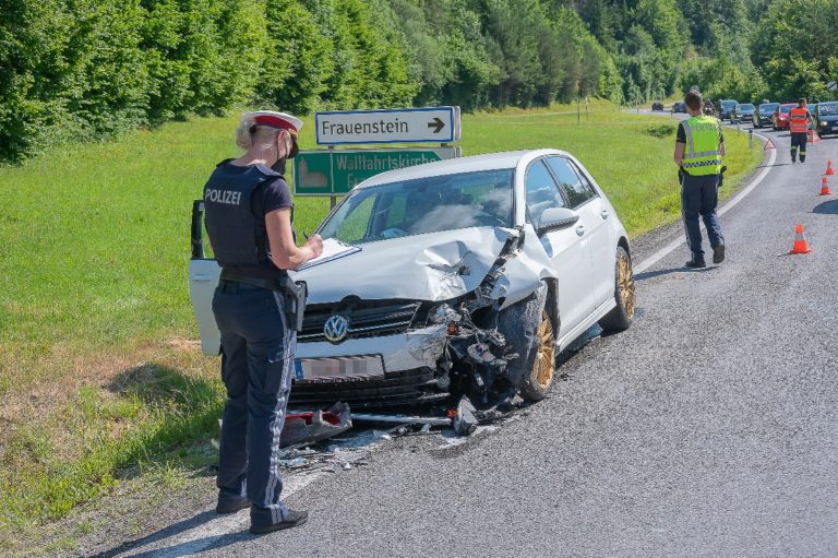 Aufräumarbeiten nach einem Verkehrsunfall, B140 Abzweigung Frauenstein, 26. Juni 2021