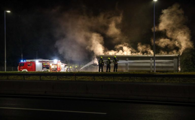 Brand eines LKWs mit Aluminium-Schrott auf der Autobahn, 23. Juni 2021