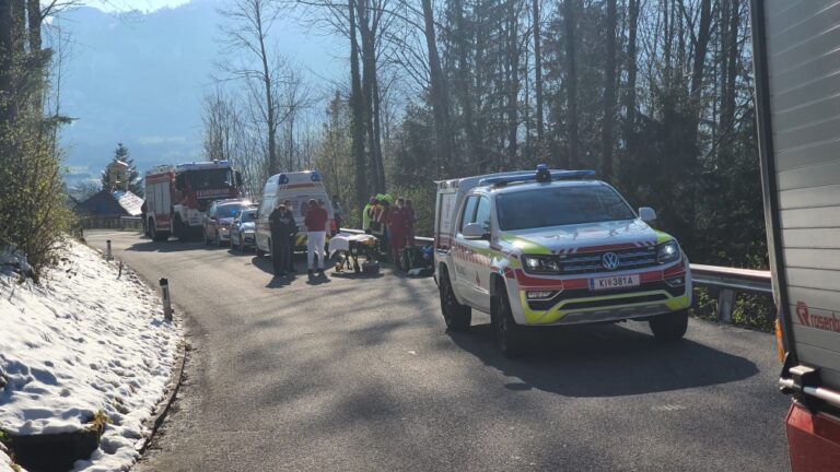 Unterstützung des Notarzt, Personenrettung aus Graben, 4. April 2022