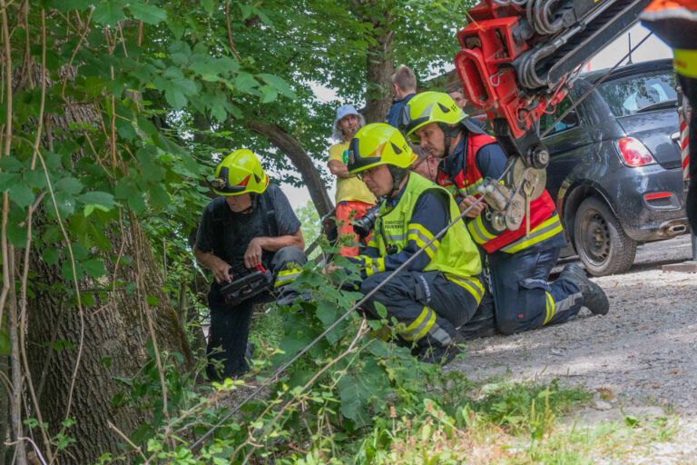 PKW nähe der Burg Altpernstein in den Wald gestürzt, 29. Juli 2022