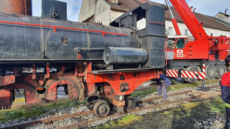Eingleisen einer Lokomotive mit 2 Kränen Micheldorf – Steyr, 17. Nov 2022
