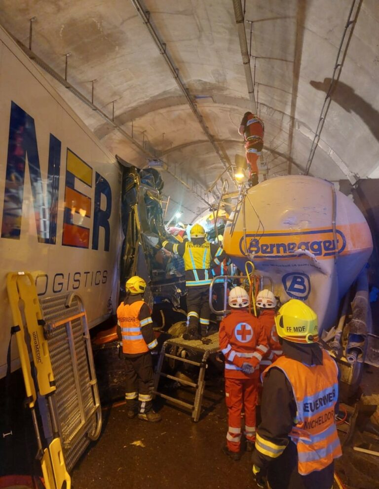 LKW Massenkarambolage im Tunnel auf der A9, 7. Nov. 2022, LKW Lenker eingeklemmt!