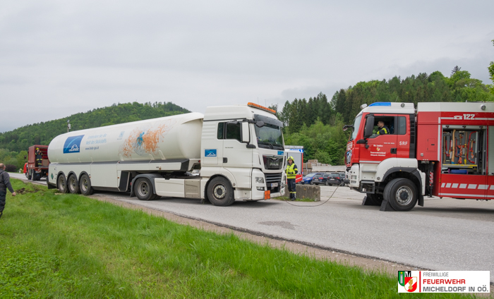 LKW Sattelzug aus Notlage geborgen, 16. Mai 2023, Micheldorf/OÖ