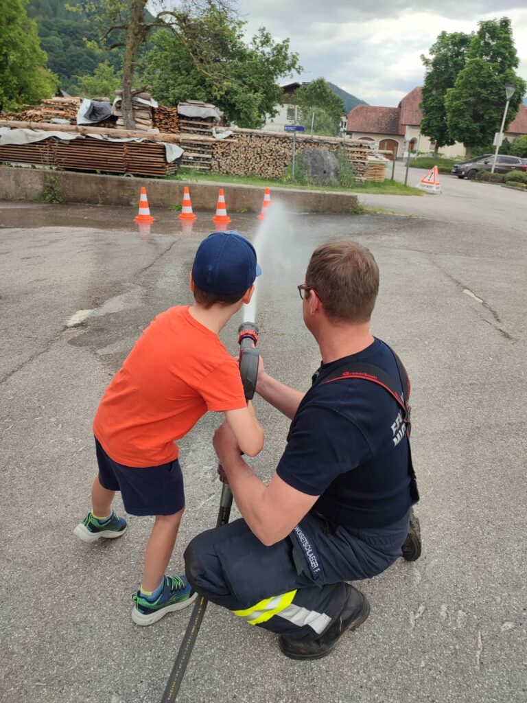 Ist der Spreizer schwer? Wie lange ist ein Schlauch? Interessierte Kinder im Feuerwehrhaus, 19. Juni 2023