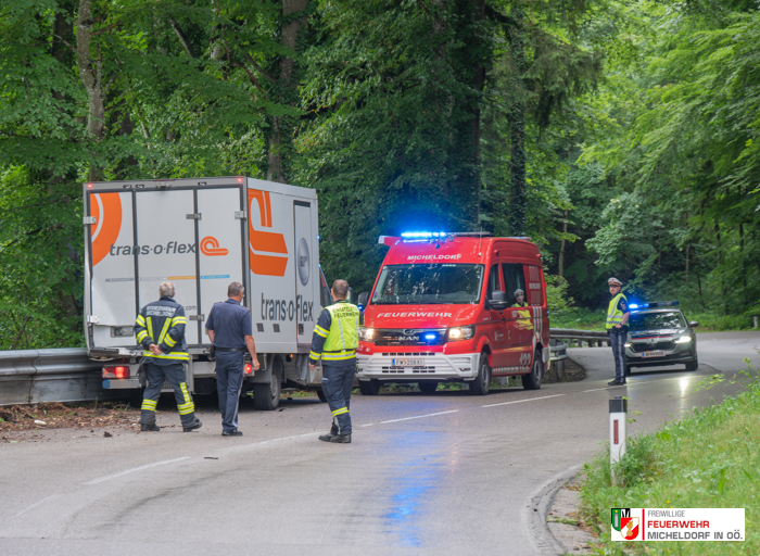 Kleintransporter durch Leitplanke vor Absturz gerettet,  13. Juli 2023 Micheldorf, Ziehbergstraße