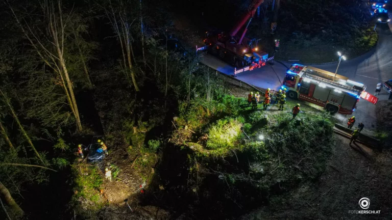 Mitternächtliche PKW Bergung nach Absturz in den Wald, B140, Micheldorf, 13. Aug. 2023