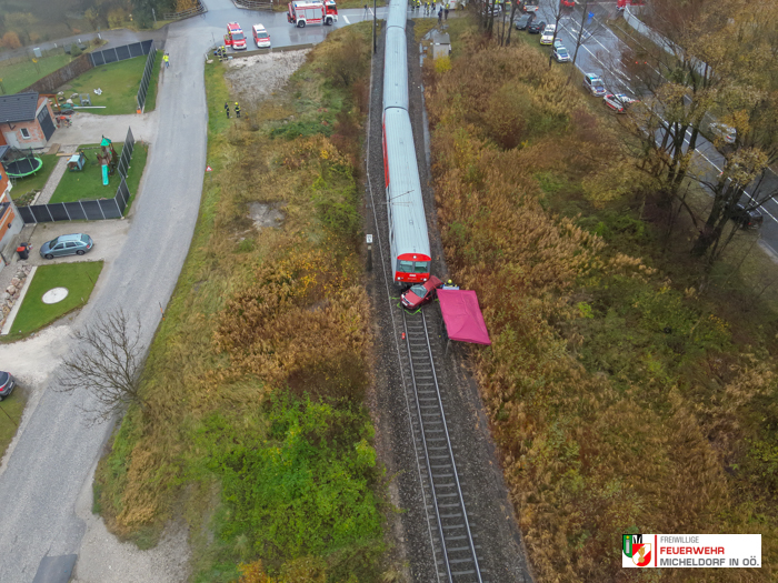 Schwere Kollision zwischen PKW und Zug, 24. Nov. 2023, Micheldorf