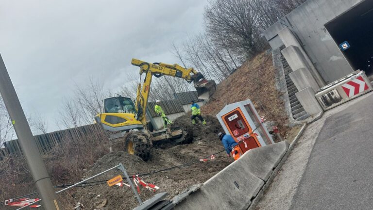 Rohrbruch im Ort und Brandmeldealarm auf der A9, 24. Jänner 24