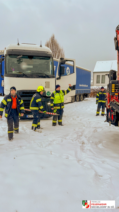 LKW in den Graben gerutscht, Micheldorf, 8. Jänner 2024