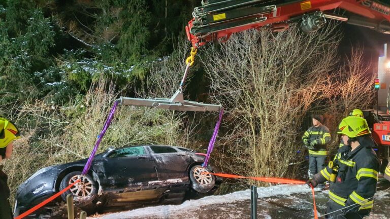 PKW Bergung auf engstem Raum in Grünau, 20. Jänner 2024