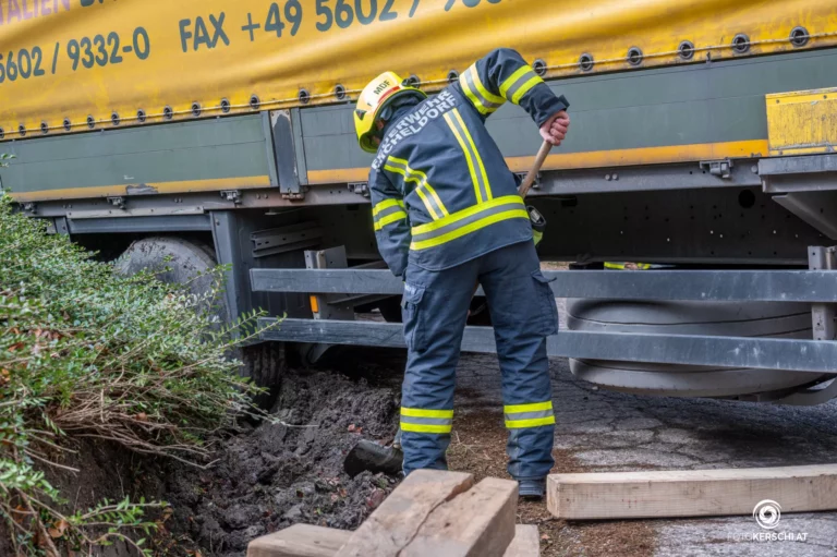 Bergung eines Sattelzuges, Ortsgebiet Weinzierl in Micheldorf, 12. Februar 2024