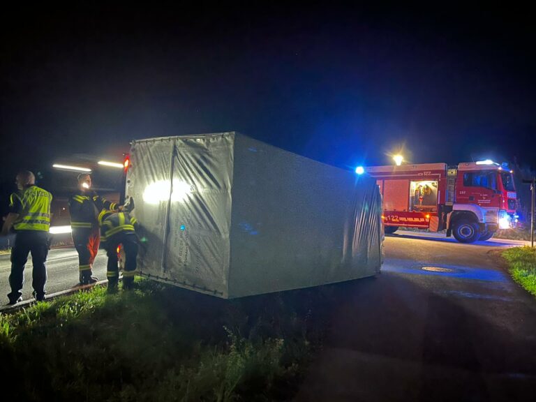 Klein LKW Bergung in der Nacht vom 4. Sept 2024, B138, Micheldorf