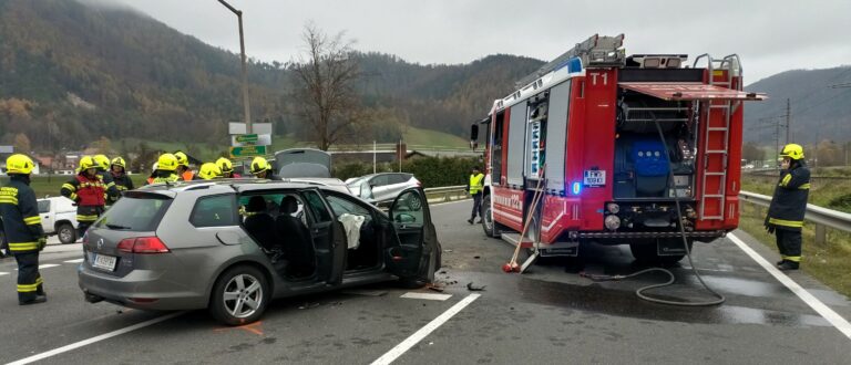 Unfall auf der B138, Micheldorf – Lenker im Fahrzeug eingeklemmt – 13. Nov. 2024