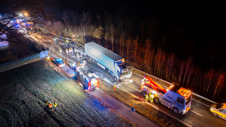 Dritter schwerer Verkehrsunfall in Folge fordert ein Todesopfer, 25. Nov 2024, B138