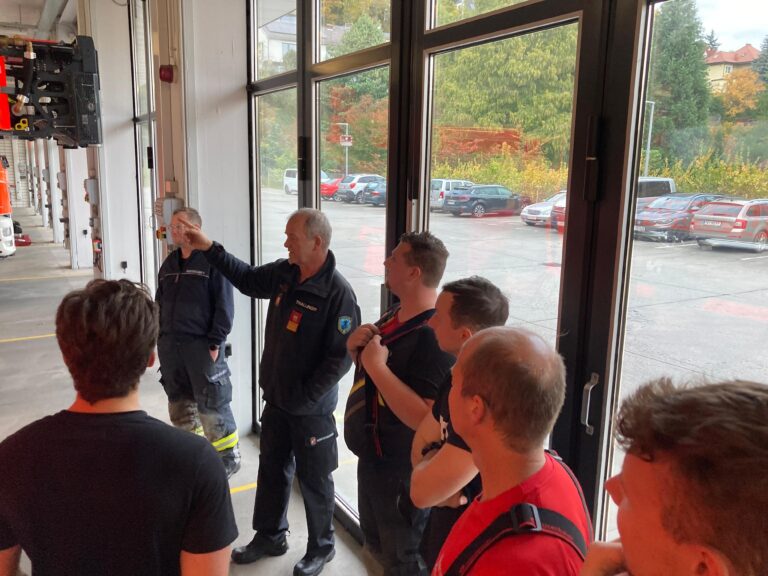 Besuch bei der Berufsfeuerwehr Linz – Praxis im Atemschutz-Parcours