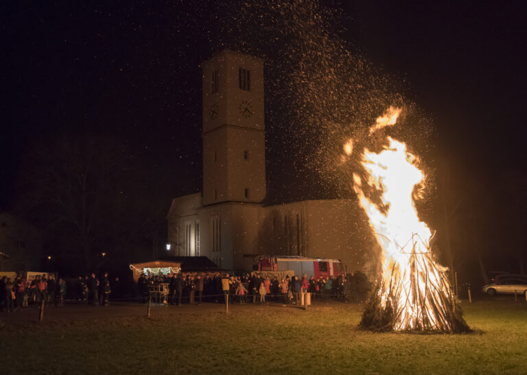 Sonnwendfeuer am 21. Dezember um 19 Uhr hinter der Kirche